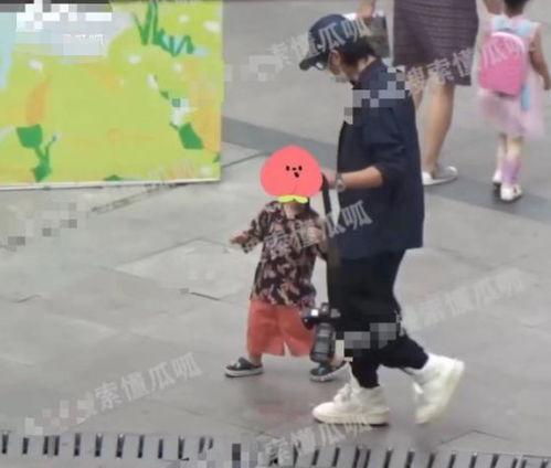 狗仔爆料生俩孩子视频播放,明星夫妇甜蜜视频曝光，喜提双胞胎！